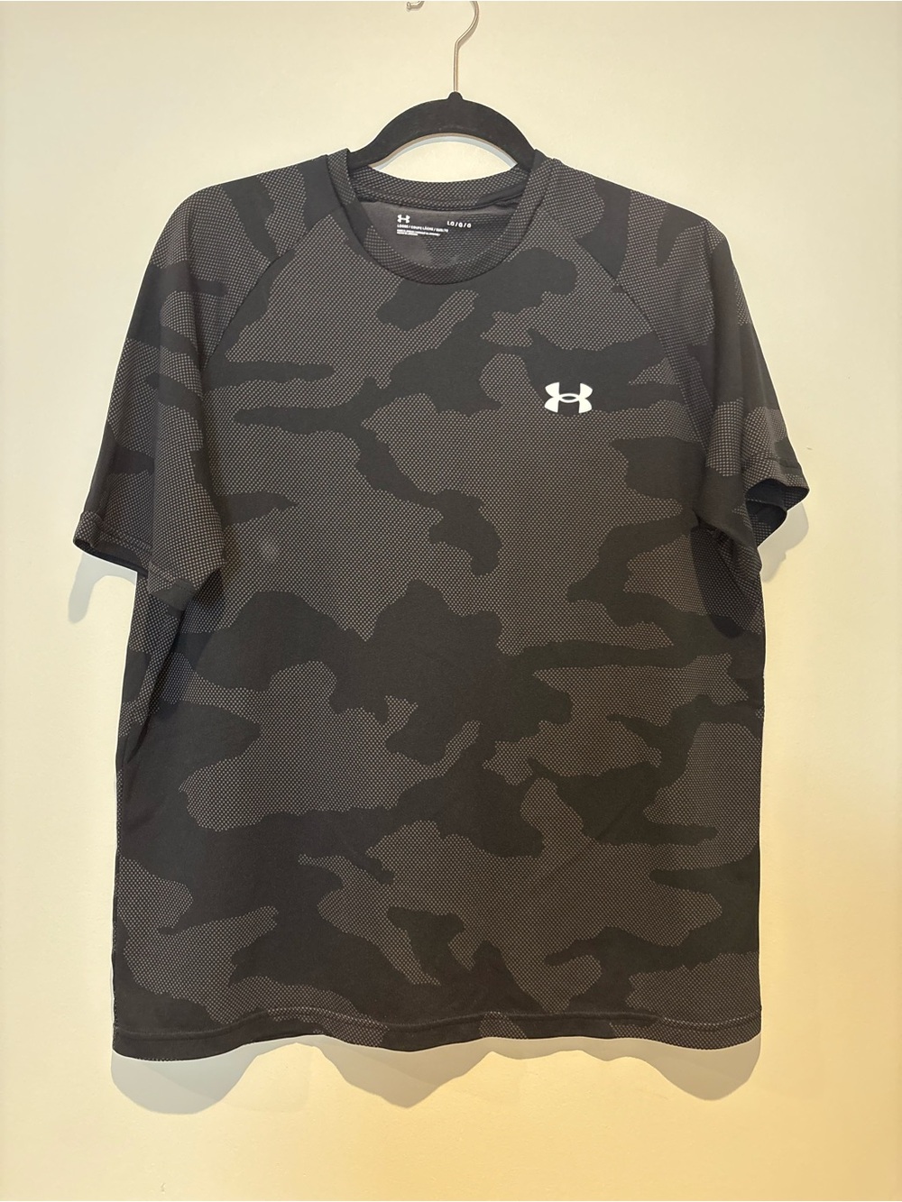 ☀️Under Armour Men's Black & Dark Gray Camo Short Sleeve Performance Tee